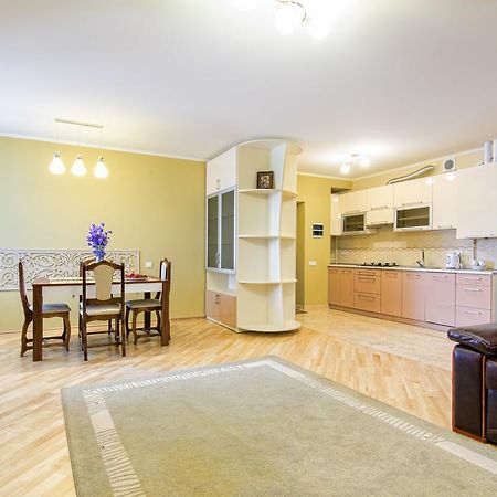 Apartment On Svobody ลวีฟ ภายนอก รูปภาพ
