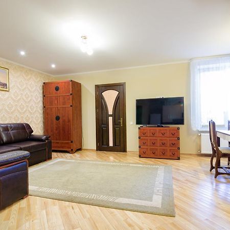 Apartment On Svobody ลวีฟ ภายนอก รูปภาพ