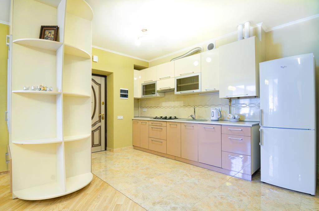 Apartment On Svobody ลวีฟ ภายนอก รูปภาพ